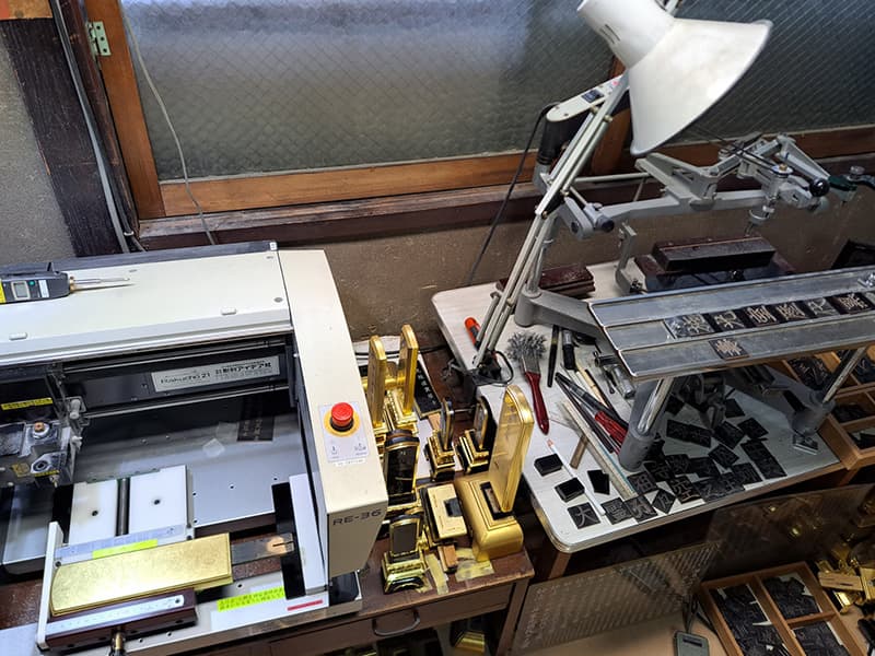 吉田源之丞老舗 位牌彫刻写真1